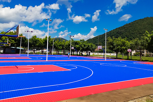 篮球场地为何要选择悬浮式拼装地板?